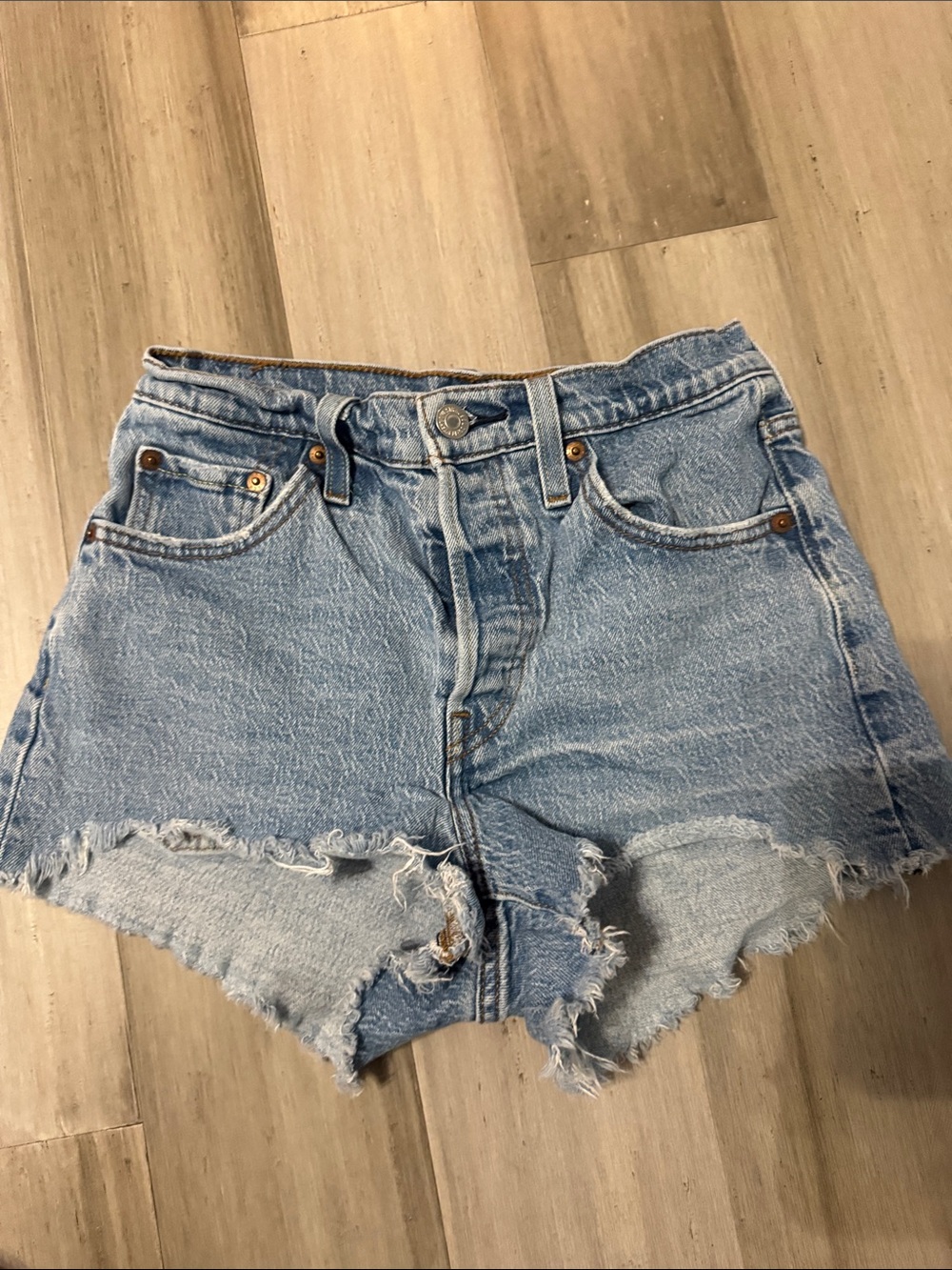 Levi 501 shorts size 25